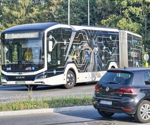 Przegubowy autobus na ulicach Nowego Sącza 