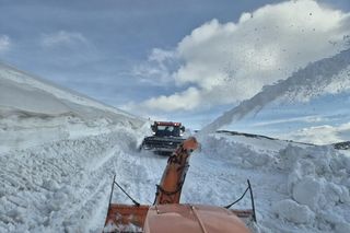 Wielkie odśnieżanie w Karkonoszach. Droga do schroniska oczyszczona 