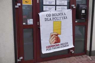 Protest rolników w Białymstoku. Siano i obornik przed biurem marszałka Hołowni