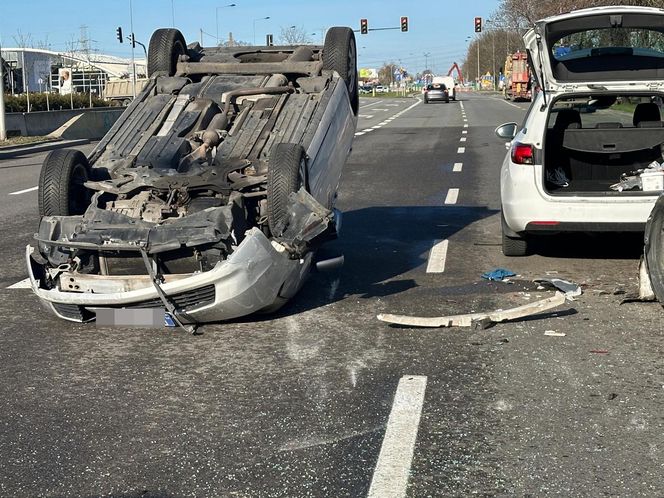 Dachowanie na Bemowie po zderzeniu trzech aut