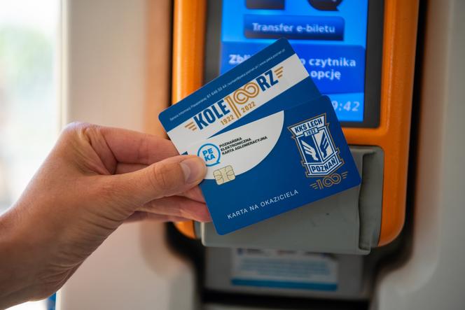 Jubileuszowe karty PEKA z herbami poznańskich klubów