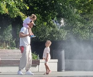 Maciej Pela z córeczkami nad Wisłą