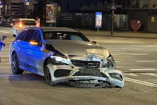 Potężne zderzenie radiowozu z luksusowym mercedesem. Kierujący osobówką: to ja miałem zielone światło!