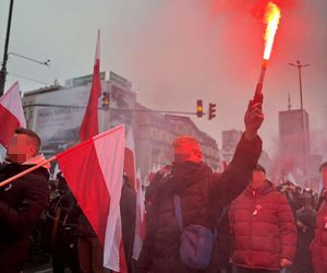 Uczestnicy Marszu Niepodległości weszli na przystanek autobusowy