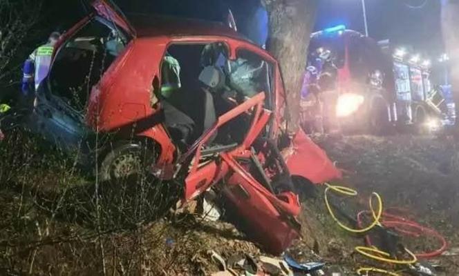 Dwie osoby zginęły w wypadku drogowym w Kąśnej Górnej w Małopolsce. 
