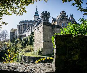 Ten zamek wygląda jak z filmu fantasy.  Leży tuż przy granicy z Polską 