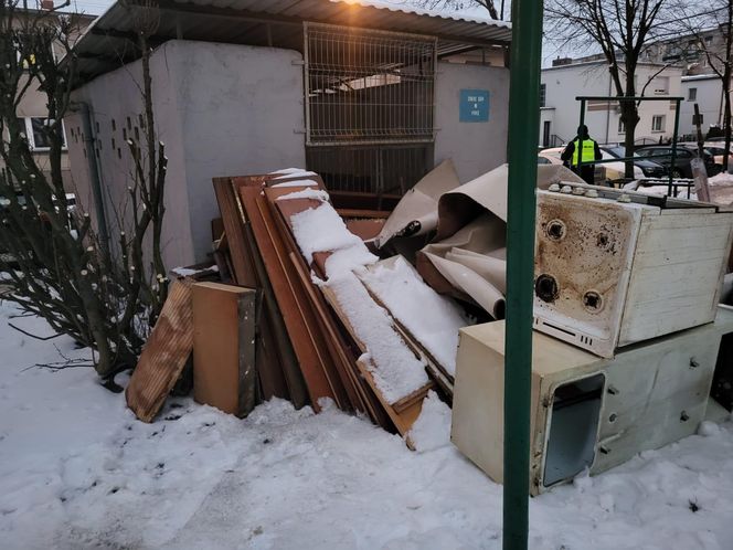 Tak mieszkaniec Gostynia posprzątał mieszkanie. Wielka sterta śmieci przy śmietniku