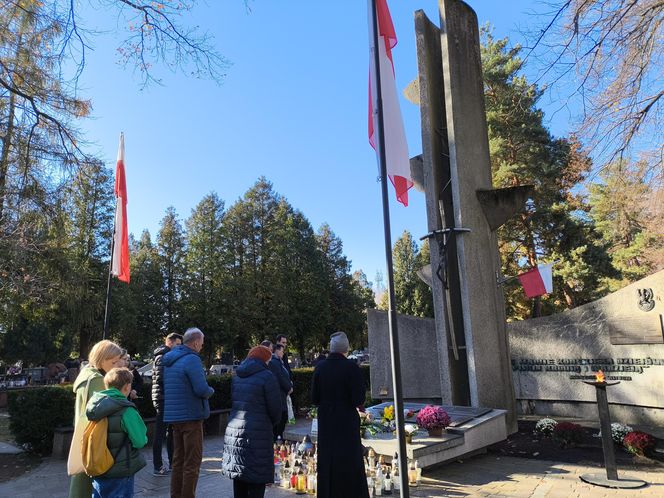 Słoneczna pogoda sprzyjała. 32. Kwesta Na Odnowę Zabytków Starego Cmentarza w Tarnowie