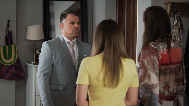 Barwy szczęścia, odc. 2538: Leon (Rafał Szałajko), Laura (Kim Grygierzec), Klara (Olga Jankowska)