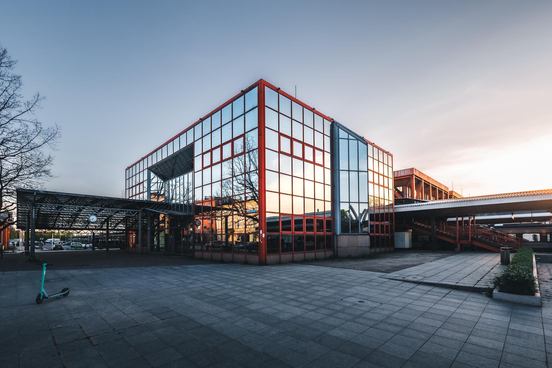 Dworzec kolejowy w Częstochowie - zdjęcia. Tak dziś wygląda ikona lat 90. 