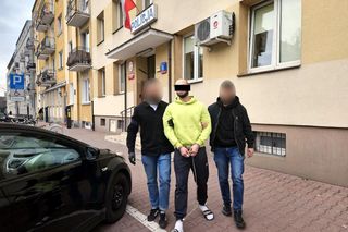 Bestialskie ataki na starsze kobiety w Warszawie. Policja zatrzymała podejrzanego. Zdradził go ślad na torebce