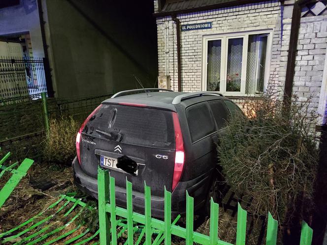 Huk i pęknięta ściana! Citroen wjechał w dom na Południowej w Starachowicach