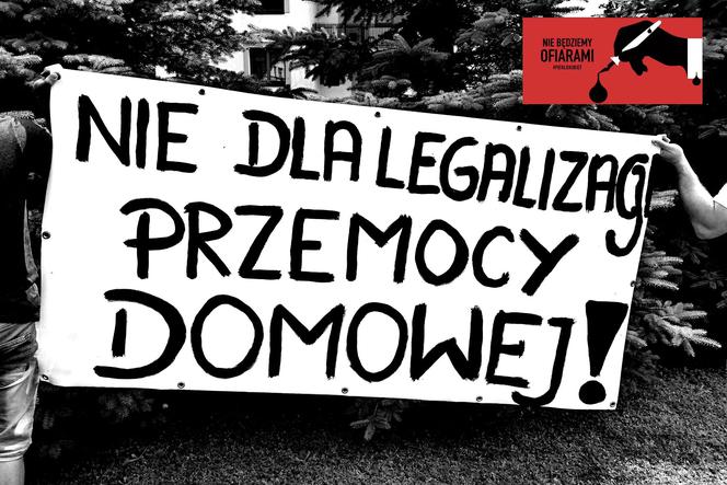 Kolejny Strajk Kobiet w Starachowicach pod biurem posła Lipca. Chodzi o przemoc domową