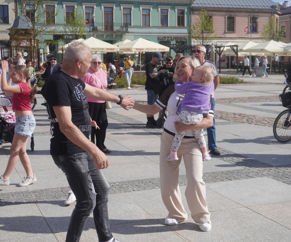 Trwa majówka w Kielcach. Piknik, uroczystości i ogromna flaga na urzędzie!