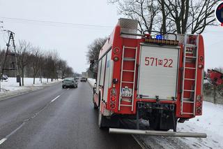 Huknął oplem w przepust wodny i ogrodzenie posesji. Pasażer nie żyje, kierowca w szpitalu