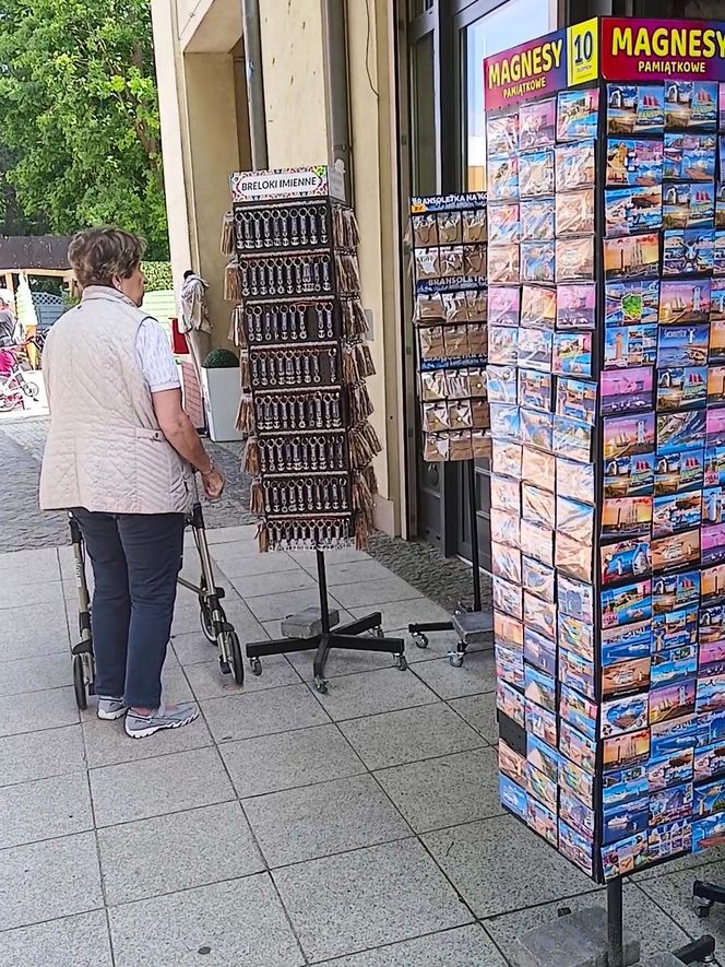 Wakacyjne pamiątki na straganach w nadmorskich kurortach