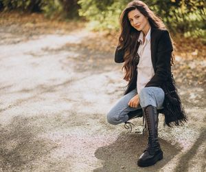 Najmodniejsze stylizacje z długimi kozakami w roli głównej