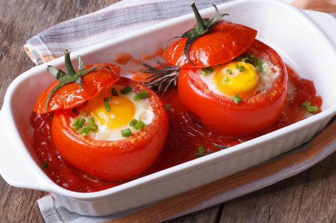 Jajka pieczone w pomidorach - pyszna przekąska lub dodatek do dania głównego