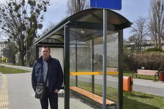 Arkadiusz Brodziński czeka na przystanku, na którym nie stają autobusy