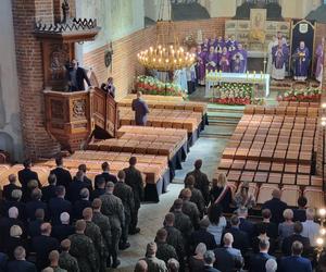 Pogrzeb szczątków ponad 700 ofiar niemieckich zbrodni. 188 trumien w kościele w Chojnicach