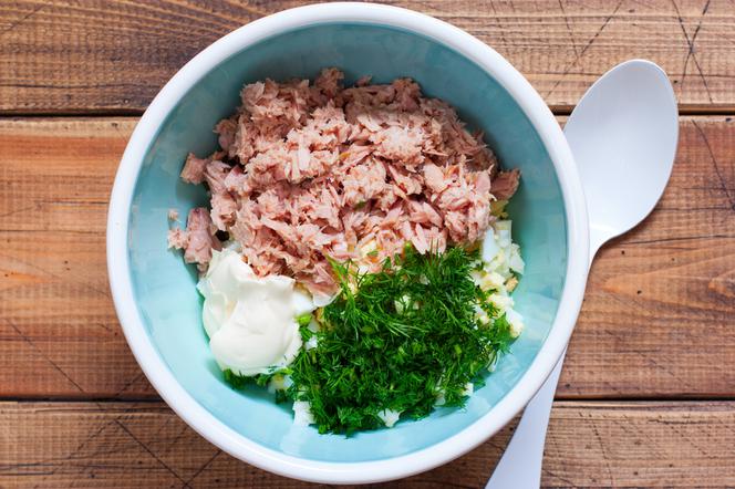 Łatwa sałatka z tuńczyka z puszki: przepis krok po kroku