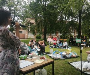 Czytanie na trawie w siedleckim Ekonomiku