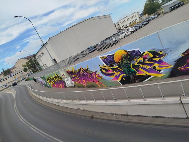 Kolorowe grafiki w siedleckim tunelu pod torami