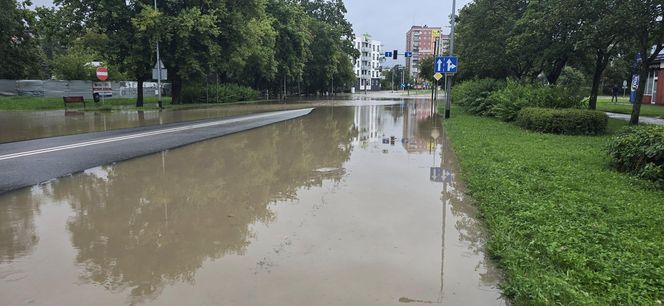   Zalane ulice, woda w budynkach. Dramatyczna sytuacja w powiecie elbląskim