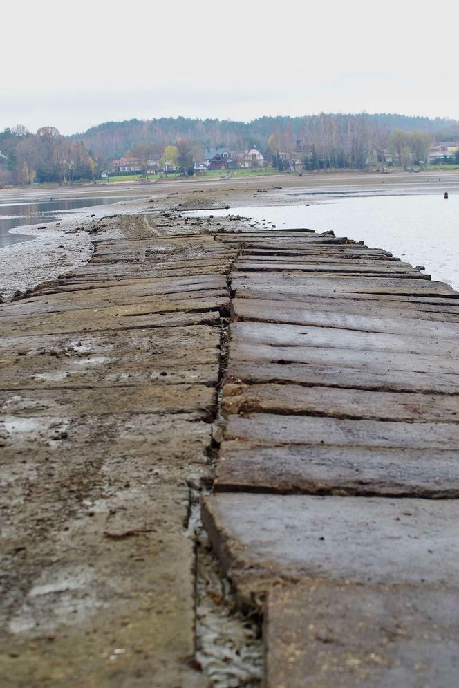 Mroczne klimaty nad zalewem brodzkim. Idealne na spacer dla fotografów