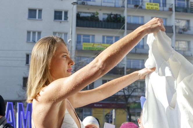 Joanna Moro rozebrała się na środku ulicy na mrozie!