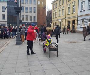 W Bydgoszczy grają razem z WOŚP. Wolontariusze, mieszkańcy i artyści działają razem, aby zebrać jak najwięcej pieniędzy 