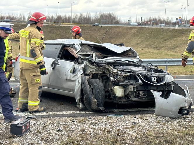 Horror w powiecie wołomińskim. Przerażający wypadek. Honda koziołkowała przez kilkadziesiąt metrów