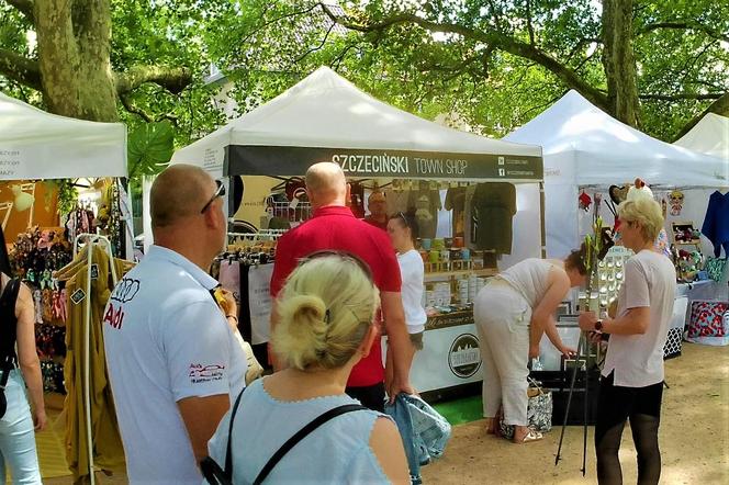 Długi weekend na Jasnych Błoniach. Jarmark Szczeciński przyciąga tłumy