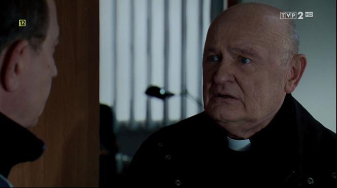 M jak miłość, odc. 1441. Staszek (Sławomir Holland), ksiadz (Maciej Damięcki)