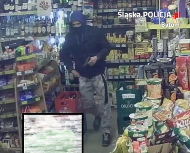 Policja szuka tych bandziorów! Napadli na Żabkę z bronią w ręku [ZDJĘCIA]