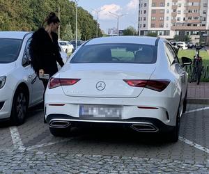 Natasza Urbańska zadaje szyku przy białym mercedesie