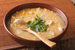 Zupa z kurczakiem i kukurydzą w stylu azjatyckim