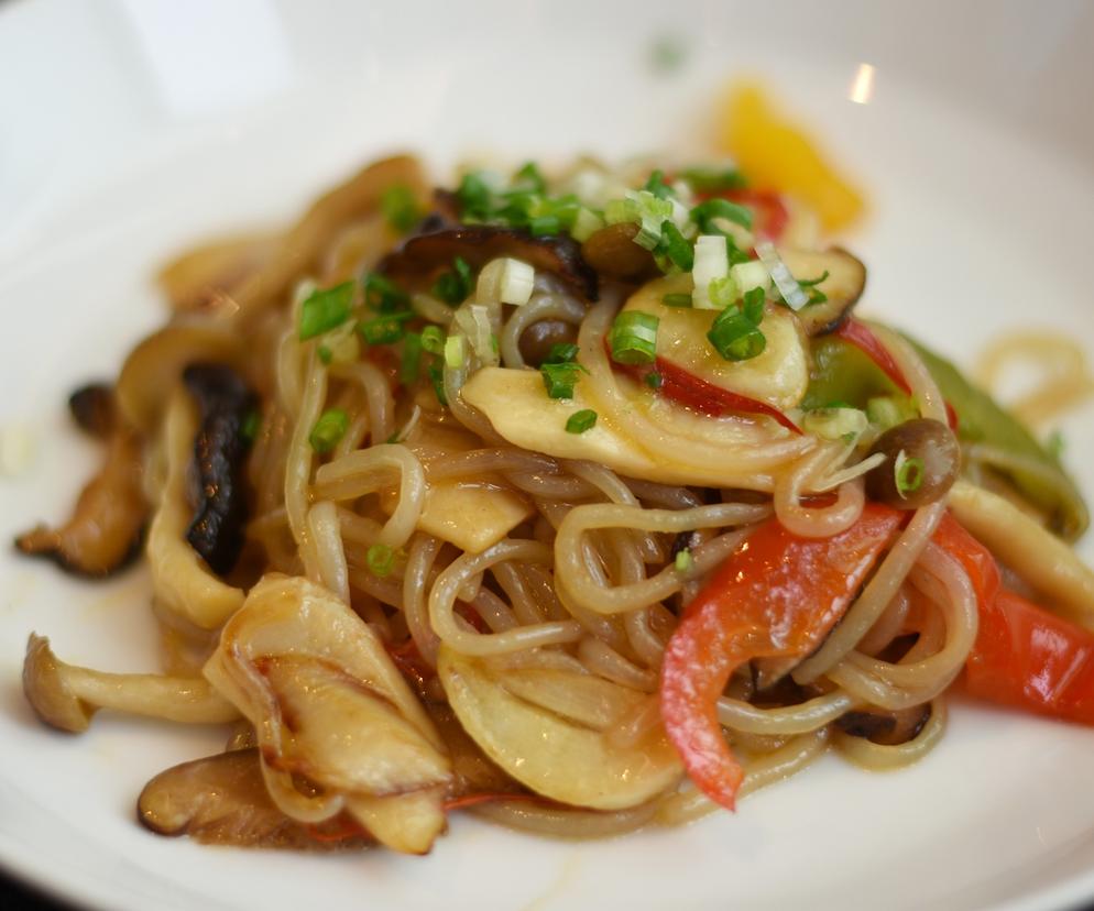 Maron konjac z grzybami shimeji