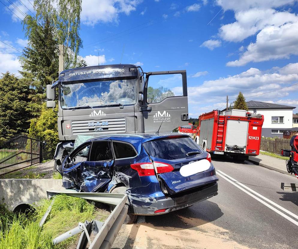 Jeden błąd kosztował życie 63-letniego kierowcę forda. Ciężarówka zmiażdżyła forda 