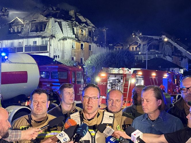 Pożar w Ząbkach. Strażacy przeszukują pogorzelisko
