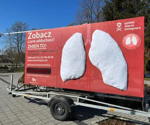 Dwumetrowe mechaniczne płuca stanęły w Łekawicy. To część ogólnopolskiej akcji Zobacz, czym oddychasz
