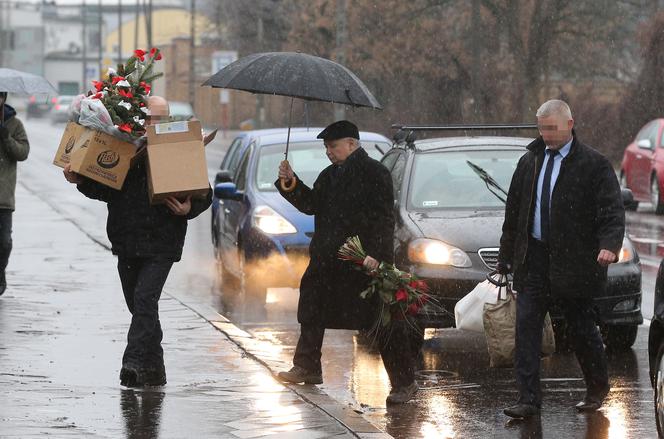 Przywiózł choinkę na grób