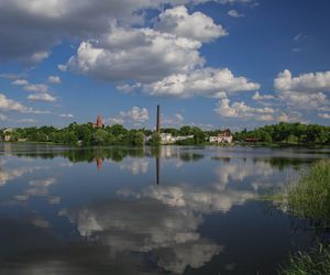 To miasteczko w województwie kujawsko-pomorskim leży na brzegu dwóch jezior. Przez wieki nękały je pożary