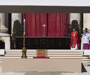 Zaczął się pogrzeb papieża Franciszka. Jedna z największych takich ceremonii w historii
