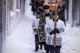 Stulecie Winnych 4 odc. 46. Ksiądz Ignacy (Lesław Żurek), pogrzeb Andzi i Stanisława