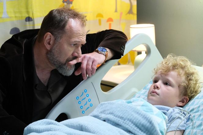 M jak miłość odcinek 1874. Szef Mirosław Wójcik (Jakub Kornacki), Tymek (Ksawery Krajewski)