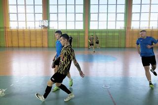 Seniorzy kopali piłkę na hali o puchar wójta gminy Iława