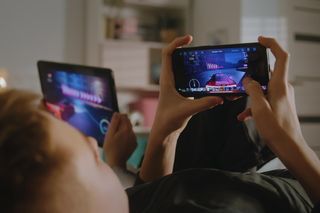 Martwi cię czas przed ekranem nastolatka? To może być wasza szansa na lepszą relację