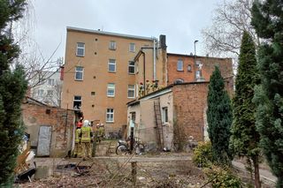 Pożar w kamienicy w Lesznie. Strażacy wynosili sadzę z komina wiadrami 