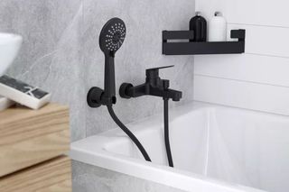 Czarne baterie w łazience